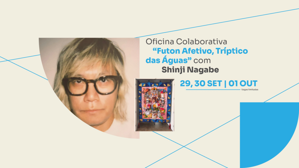 Card de divulgação da oficina colaborativa “Futon Afetivo, Tríptico das Águas” com Shinji Nagabe, programada para os dias 29 e 30 de setembro, com vagas limitadas. À esquerda, foto em close-up do rosto de Shinji Nagabe, com cabelos loiros e lisos, óculos de armação preta e expressão séria. Abaixo, imagem de uma instalação colorida composta por tecidos, flores e objetos diversos. O fundo do card é claro, com elementos gráficos em linhas e formas geométricas azuis. O texto do anúncio está à direita, com destaque em azul para o nome da oficina e as datas.